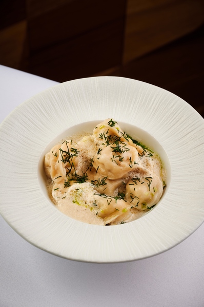 Пельмени из кролика в сливочном соусе из укропа и шампанского