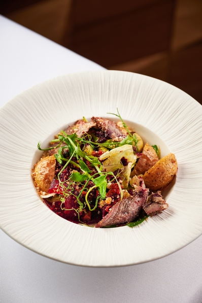 Теплый салат с рваной говядиной, травами и ягодным соусом