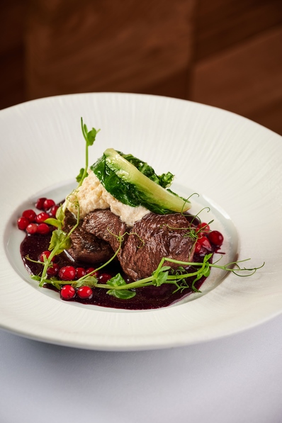 Медальоны из оленя с брусничным деминлассом